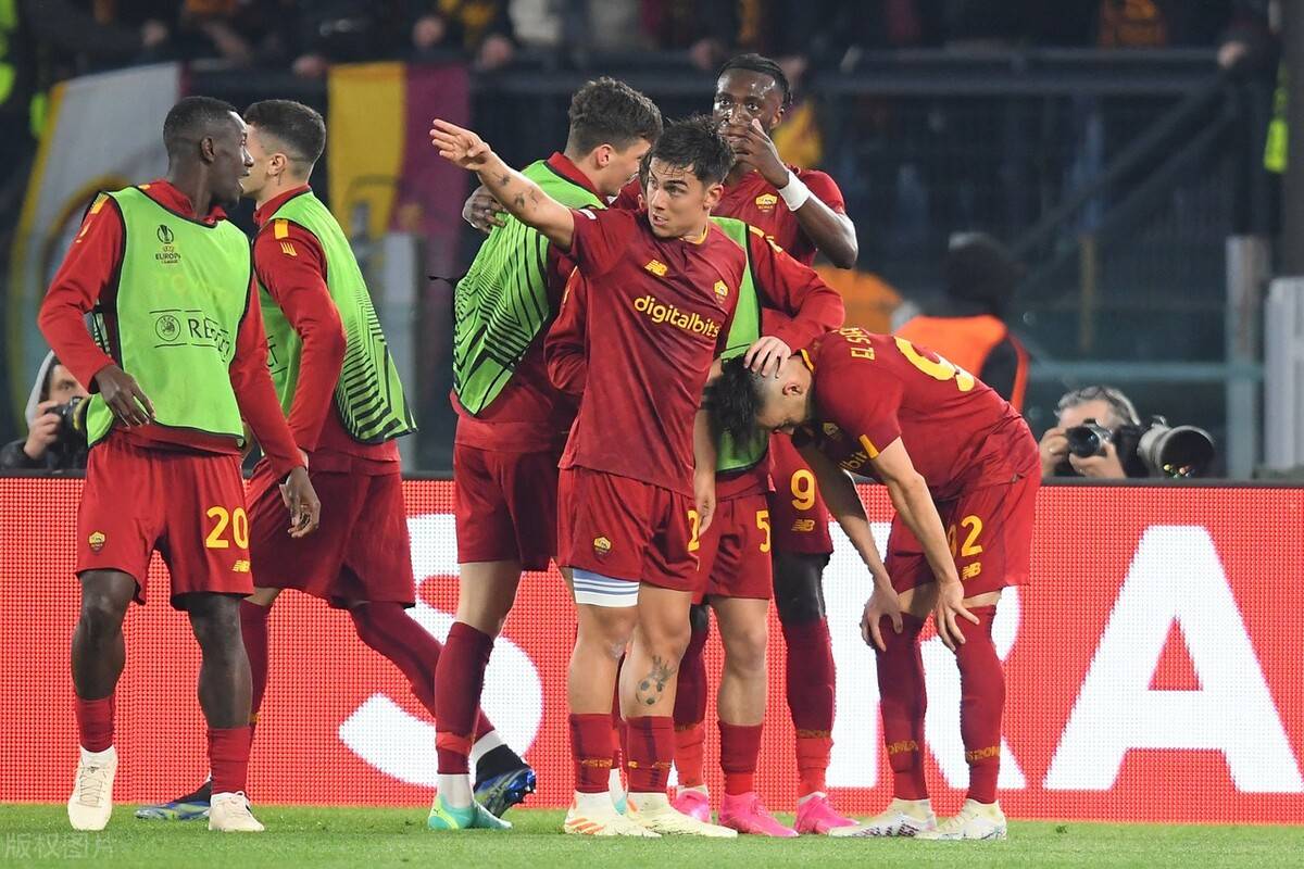 犹他爵士训练开放日；国际比赛日内部沟通引欢呼；欧联在即；临场指挥获称赞